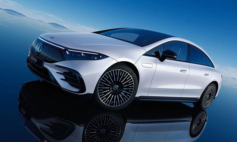 Электрический флагман Mercedes-Benz EQS представили в 2021 году. Автомобиль базируется на модульной архитектуре MEA, которая позволяет варьировать расстояние между осями, емкость тяговой батареи и строить автомобили разных классов — от седанов до больших кроссоверов и внедорожников. Благодаря обтекаемому кузову Mercedes-Benz EQS может похвастаться сверхнизким коэффициентом аэродинамического сопротивления Cd — 0,202. По этому параметру электрокар обходит Tesla Model S и Porsche Taycan Turbo. Самая бюджетная версия автомобиля оснащена одним силовым модулем  eATS, установленным на задней оси. Электромотор Mercedes-Benz EQS выдает 331 лошадиную силу и разгоняет электрокар с места до первой «сотни» за 6,2 секунды. Максимальная скорость автомобиля — 210 км/ч. Салон автомобиля может похвастаться множеством различных дисплеев. За взглядом водителя тут следит специальная камера, связанная с системой контроля усталости, которая разбудит владельца, если он начнет засыпать за рулем. Еще одна особенность EQS – автоматические передние и задние двери с электроприводом. Когда водитель приближается к автомобилю, «утопленные» в кузов ручки дверей выдвигаются, а если он подойдет на расстояние 1,5 метра, автоматически откроется водительская дверь. Стоимость модели начинается со $104 400 (6,4 млн рублей)
