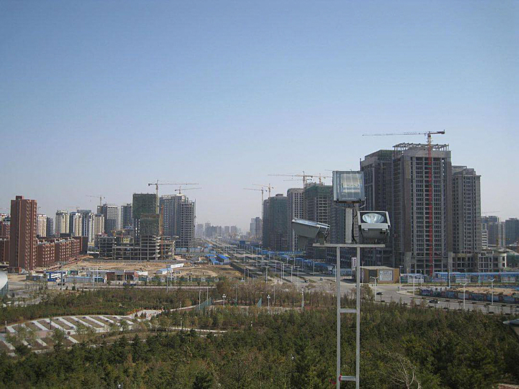 Город Ордос был признан самым крупным городом-призраком в Китае. Власти построили жилье для более чем миллиона человек, но сейчас там проживает всего лишь 40 тысяч жителей