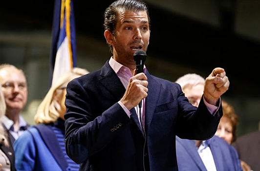 «Денежный дождь для Украины»: сын Трампа сравнил Зеленского со стриптизершей