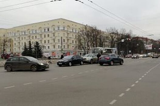 На Советской улице столкнулись маршрутка и две иномарки