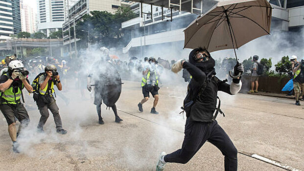 Гонконгская полиция применила слезоточивый газ для разгона протестующих