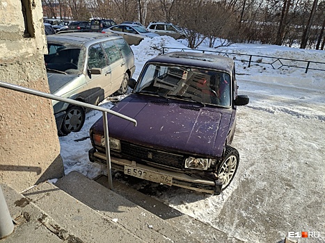 «Я паркуюсь как...»: автохамы у лестниц и «скверная» парковка на берегу Городского пруда