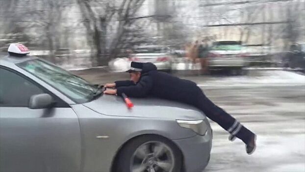 Полицейский-взяточник прокатил на капоте своего коллегу