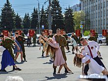 В Челябинске студенты станцевали "Вальс Победы"