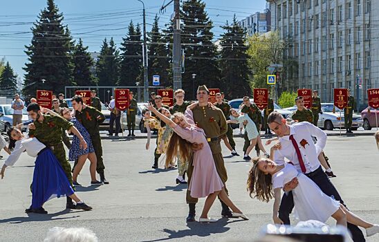 В Челябинске студенты станцевали "Вальс Победы"