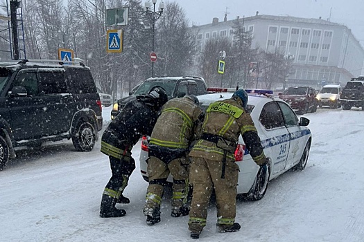 Мощный снежный циклон сковал движение на улицах Магадана