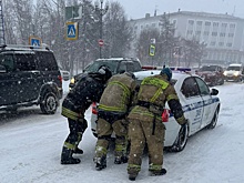 Мощный снежный циклон сковал движение на улицах Магадана