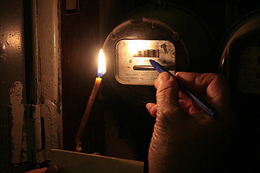 Местные жители схватили двух энергетиков за постоянные перебои со светом