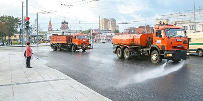 П.Бирюков: Вся поливомоечная техника столицы выведена на улицы города из-за аномальной жары