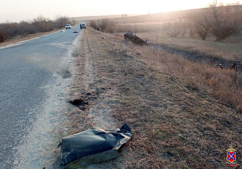В Волгоградской области на дороге между двумя станицами опрокинулась «Лада Приора»: водитель погиб