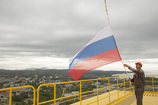 Российский триколор водрузили на самую высокую точку ССК «Звезда» в День флага