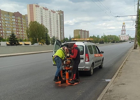 В Курске на проспекте Победы специалисты проверили дорожное покрытие