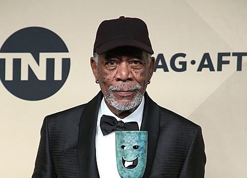 «Мы знали, что нельзя надевать декольте и обтягивающие брюки»: в чем женщины обвиняют Моргана Фримана