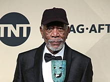 «Мы знали, что нельзя надевать декольте и обтягивающие брюки»: в чем женщины обвиняют Моргана Фримана