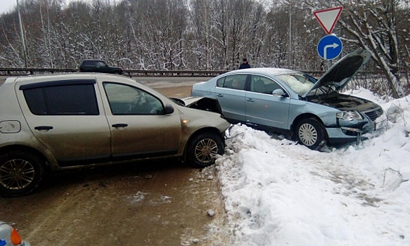 Два водителя иномарок пострадали в ДТП на улице Нахимова в Рязани