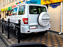 Невиданная наглость: хам на белом УАЗе заблокировал пешеходов на тротуаре