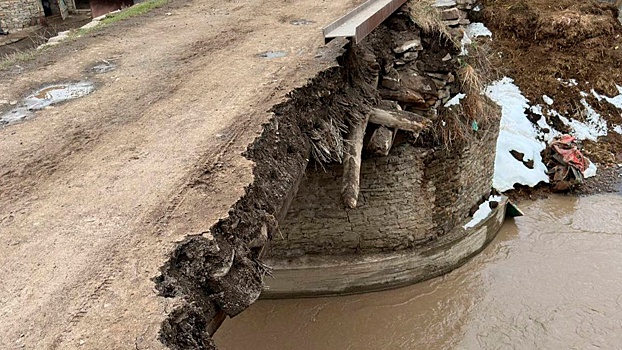В Дагестане из-за проливных дождей частично обрушился мост XV века
