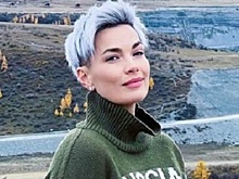 Жену Стаса Костюшкина чуть не убило льдом: Один кусок упал на мою машину, оставив вмятину