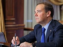 Медведев обратился с призывом к Макрону