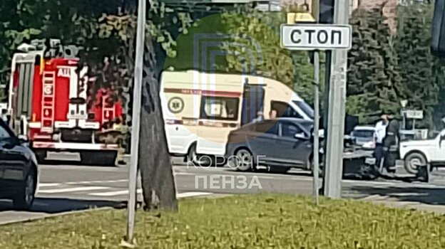 На проезжей части ул. Луначарского в Пензе загорелся автомобиль