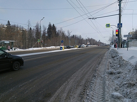 Светофор на остановке «Ударная» на Воткинском шоссе начал работать в полноценном режиме
