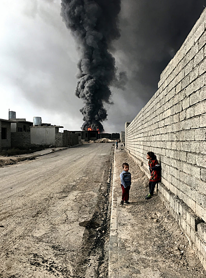 Звание «Фотограф года» получил Себастьян Томада (Sebastiano Tomada) из Нью-Йорка. В своём снимке он запечатлел детей на улице Кайяры на фоне огня и дыма, исходящего от нефтяных скважин, подожжённых боевиками ИГИЛ