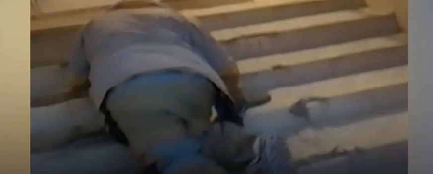 В травмпункте Каменска-Уральского пациенту с травмой ног пришлось ползти к кабинету врача — Видео