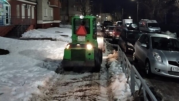 Подрядчиков отчитали за неудовлетворительную уборку тротуаров от снега и льда