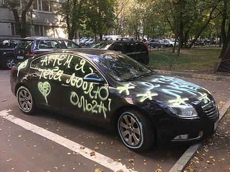 Любвеобильная москвичка размалевала машину парня
