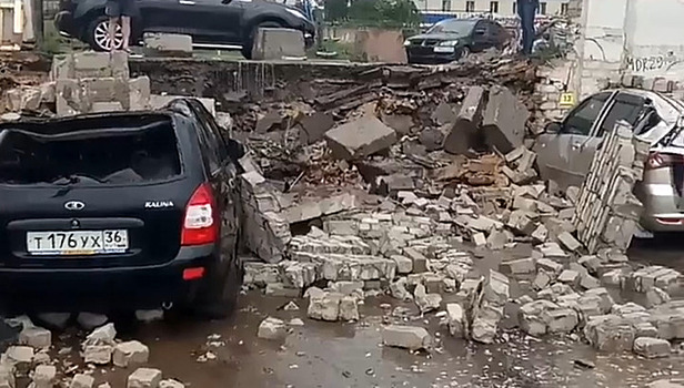 Момент падения двухметровой стены на автомобили в Воронеже попал на видео
