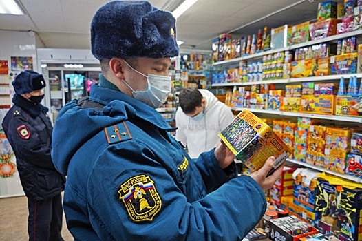 Полицейские Челябинска устроили облаву по торговым точкам, реализующим пиротехнику