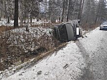 На свердловской трассе из-за гололеда перевернулась машина с двумя детьми