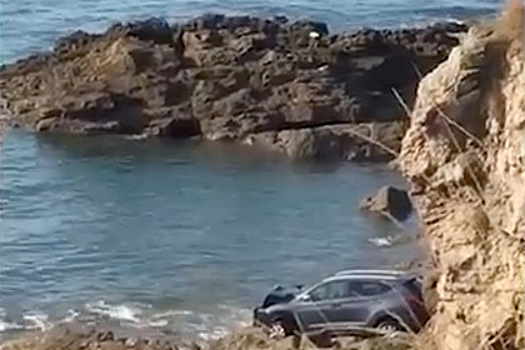 Женщина сорвалась со скалы в море и выплыла на берег