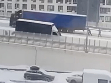 В Подмосковье полицейский голыми руками толкал грузовик