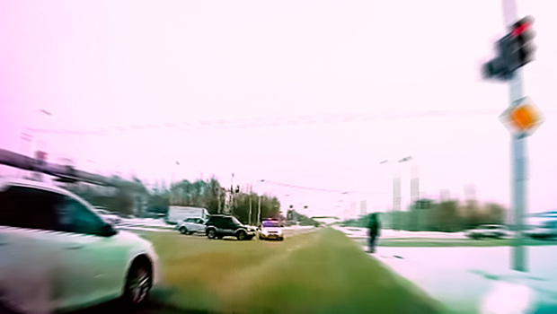 Гаишник так торопился, что протаранил встречное авто