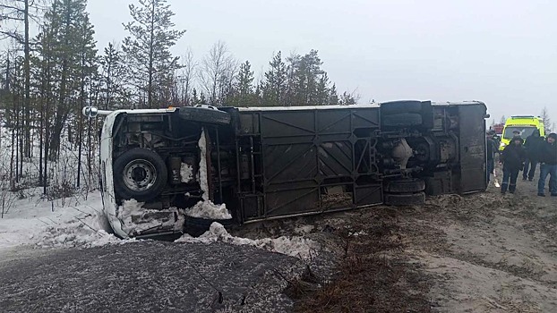 Автобус с вахтовиками попал в ДТП на трассе в ЯНАО