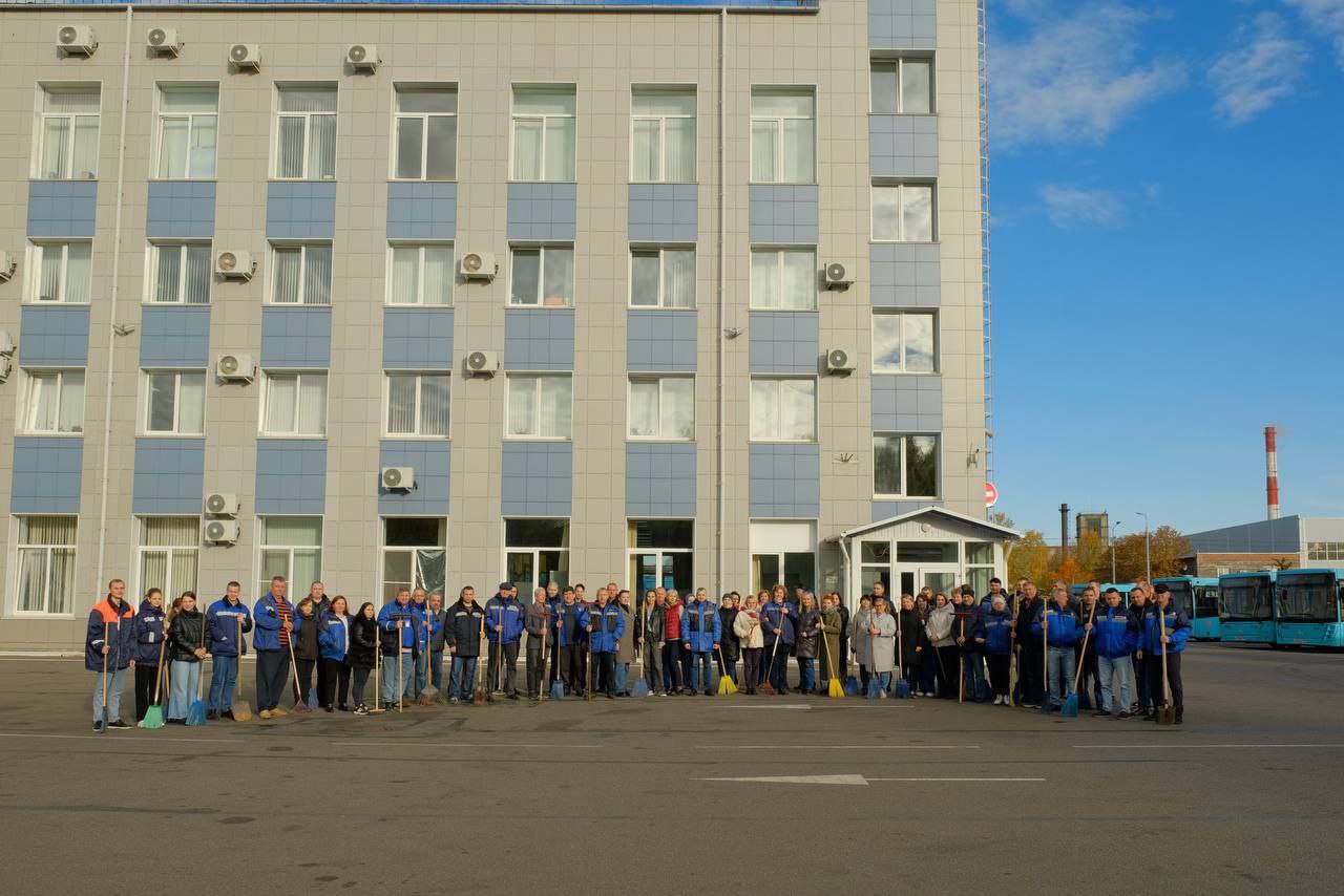 Петербург в День благоустройства привели в порядок 4 тысячи сотрудников комитета по транспорту