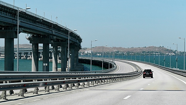 Движение по Крымскому мосту возобновили после приостановки