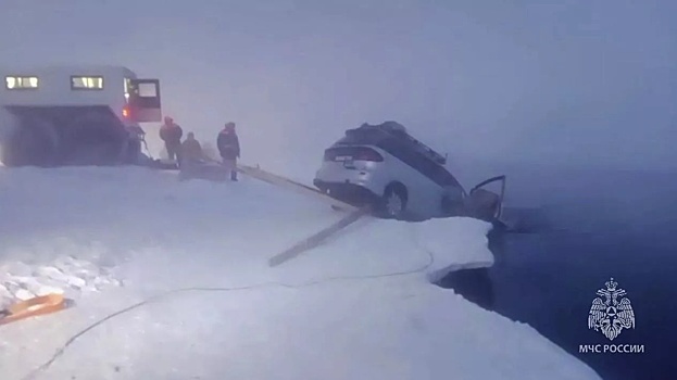В Якутии «Тойота» провалилась под лед. Погибли два человека