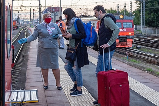 Голый, но не король: пассажира пришлось снять с поезда, в чем мать родила