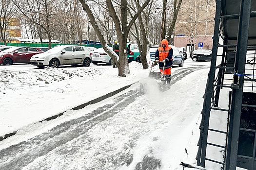 Самим опасно: Эксперт Лыкова рассказала, кто должен сбивать сосульки с балконов