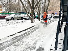 Самим опасно: Эксперт Лыкова рассказала, кто должен сбивать сосульки с балконов