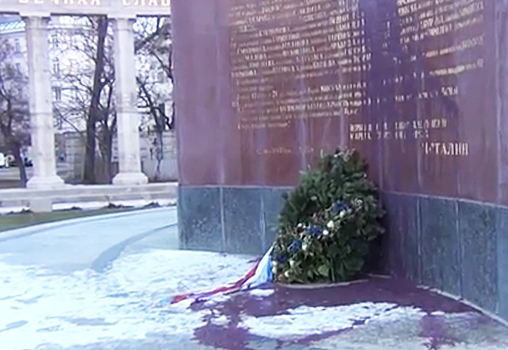 Красная краска на бронзе памятника – в Вене осквернили мемориал советским воинам