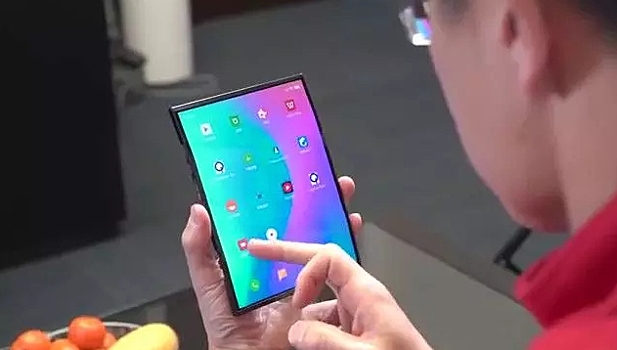 Xiaomi показала свой первый гибкий смартфон