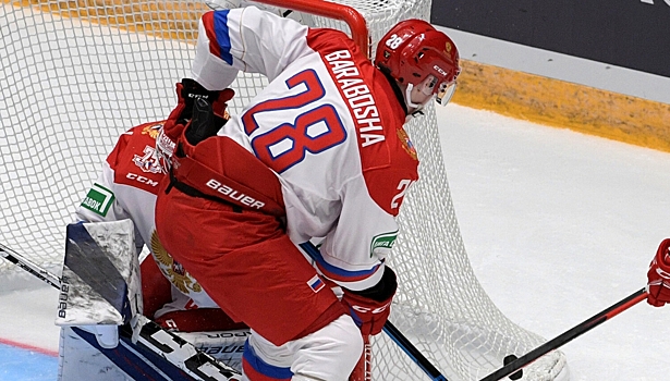 19-летний россиянин победил немца в драке во время матча КХЛ