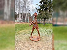 Скульптуру теннисиста установили в парке Кирова в Ижевске
