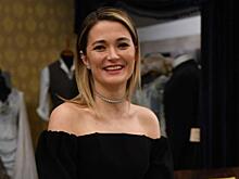 Стильная мама: Надежда Михалкова в черных брюках-кюлотах проводила сына-первоклашку в школу