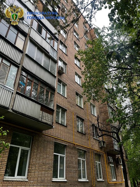 Ребенок выпал из окна квартиры на шестом этаже в Москве