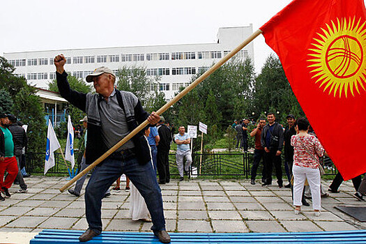 Оппозиция Киргизии намерена отстранить президента Жээнбекова