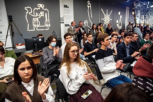 Преподаватель техникума имени Красина прочитал школьникам лекцию об искусстве